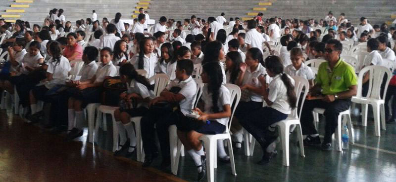 Niños disfrutando de la obra de teatro